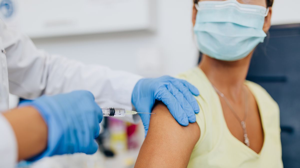 Vyvracíme nové mýty o vakcínách: Nezabily tisíce lidí a neohrožují mladé